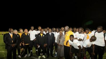 ADO parmi les Eléphants samedi 11 février 2012 à Libreville. De autre presse.