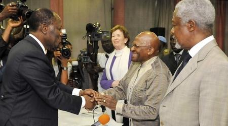 De gauche à droite: Alassane Ouattara, Mary Robinson, Desmond Tutu, Kofi Annan. De autre presse.