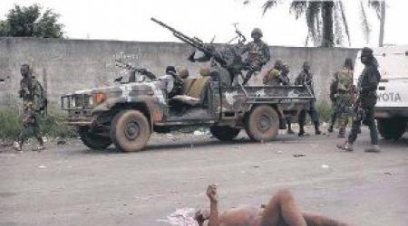 Soldats Frci après avoir abattu un civil.