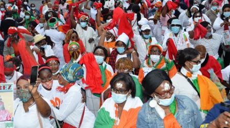 Etape de la marche de l'Opération Kodjo Rouge de Feu des femmes patriotes de France contre Ouattara.